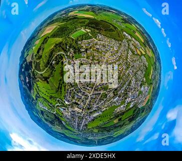 Vue aérienne, quartier résidentiel, vue sur Schmallenberg avec Wormbacher Straße et Knappstein Arena, entouré de prairies et de champs, globe terrestre, fishe Banque D'Images