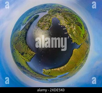 Vue aérienne, globe terrestre, image fisheye, image à 360 degrés, monde minuscule, petite planète, camping Woffelsbach et quartier résidentiel Woffelsba Banque D'Images