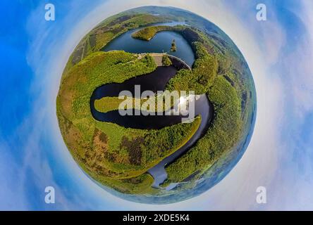 Vue aérienne, globe terrestre, image fisheye, image à 360 degrés, monde minuscule, petite planète, rivière Rur, mur du barrage Urft - Obersee/Urftsee, zone forestière Nordeife Banque D'Images