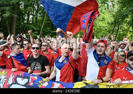 Hambourg, Allemagne. 22 juin 2024. Les fans tchèques marchent vers le match du Groupe F du Championnat d'Europe de football : Géorgie vs Tchéquie, à Hambourg, en Allemagne, le 22 juin 2024. Crédit : vit Simanek/CTK photo/Alamy Live News Banque D'Images