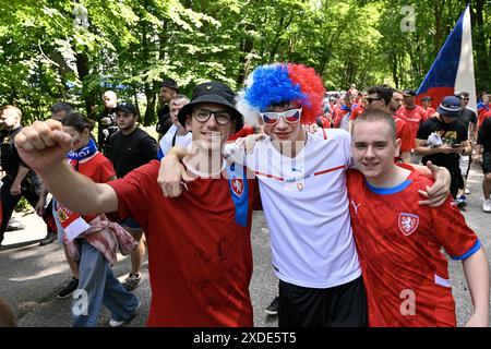 Hambourg, Allemagne. 22 juin 2024. Les fans tchèques marchent vers le match du Groupe F du Championnat d'Europe de football : Géorgie vs Tchéquie, à Hambourg, en Allemagne, le 22 juin 2024. Crédit : vit Simanek/CTK photo/Alamy Live News Banque D'Images