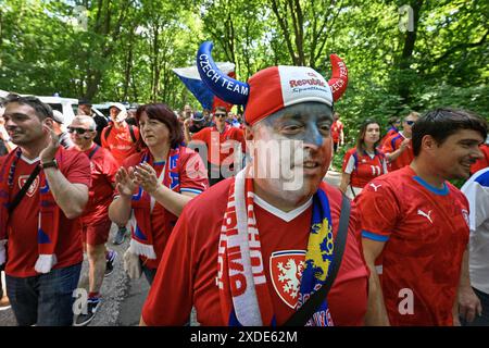 Hambourg, Allemagne. 22 juin 2024. Les fans tchèques marchent vers le match du Groupe F du Championnat d'Europe de football : Géorgie vs Tchéquie, à Hambourg, en Allemagne, le 22 juin 2024. Crédit : vit Simanek/CTK photo/Alamy Live News Banque D'Images