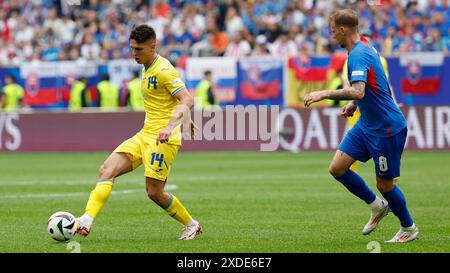 En photo : f.l. Georgiy Sudakov (Ukraine, 14) et Ondrej Duda (Slovaquie, 8), 21.06.2024, GER, Duesseldorf, Slovaquie v. Ukraine, European Championship 2024, 2nd Gameday, Merkur Spiel-Arena, DFL LES RÈGLEMENTS INTERDISENT TOUTE UTILISATION DE PHOTOGRAPHIES COMME SÉQUENCES D'IMAGES ET/OU QUASI-VIDÉO. Crédit : HMB Media/Heiko Becker/Alamy Live News Banque D'Images