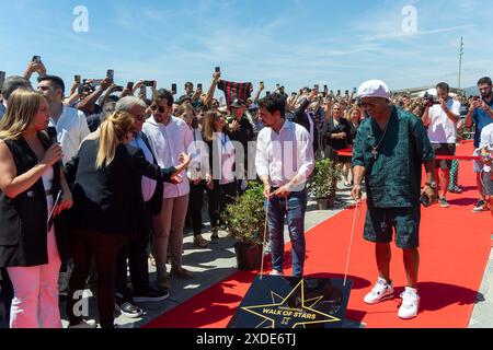 Castelldefels inaugure le Walk of Fame, dans le style hollywoodien, pour honorer les résidents illustres de la ville. Dans ce cas, ils ont rendu hommage à Ronaldinho et Joan Laporta, qui ont tous deux résidé dans la ville côtière de Barcelone. L'événement a été rempli de fans de l'ancien joueur de Barcelone et Milan. Castelldefels inaugura el Paseo de la fama, al estilo de Hollywood, a vecinos ilustres de la población. En este caso, han homenajeado a Ronaldinho y Joan Laporta, que los dos han residido en la población costanera barcelonesa. El evento ha estado repleto de fans del exjugador Banque D'Images