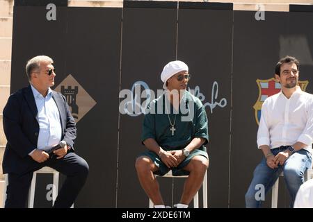 Castelldefels inaugure le Walk of Fame, dans le style hollywoodien, pour honorer les résidents illustres de la ville. Dans ce cas, ils ont rendu hommage à Ronaldinho et Joan Laporta, qui ont tous deux résidé dans la ville côtière de Barcelone. L'événement a été rempli de fans de l'ancien joueur de Barcelone et Milan. Castelldefels inaugura el Paseo de la fama, al estilo de Hollywood, a vecinos ilustres de la población. En este caso, han homenajeado a Ronaldinho y Joan Laporta, que los dos han residido en la población costanera barcelonesa. El evento ha estado repleto de fans del exjugador Banque D'Images