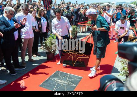 Castelldefels inaugure le Walk of Fame, dans le style hollywoodien, pour honorer les résidents illustres de la ville. Dans ce cas, ils ont rendu hommage à Ronaldinho et Joan Laporta, qui ont tous deux résidé dans la ville côtière de Barcelone. L'événement a été rempli de fans de l'ancien joueur de Barcelone et Milan. Castelldefels inaugura el Paseo de la fama, al estilo de Hollywood, a vecinos ilustres de la población. En este caso, han homenajeado a Ronaldinho y Joan Laporta, que los dos han residido en la población costanera barcelonesa. El evento ha estado repleto de fans del exjugador Banque D'Images