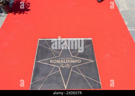 Castelldefels inaugure le Walk of Fame, dans le style hollywoodien, pour honorer les résidents illustres de la ville. Dans ce cas, ils ont rendu hommage à Ronaldinho et Joan Laporta, qui ont tous deux résidé dans la ville côtière de Barcelone. L'événement a été rempli de fans de l'ancien joueur de Barcelone et Milan. Castelldefels inaugura el Paseo de la fama, al estilo de Hollywood, a vecinos ilustres de la población. En este caso, han homenajeado a Ronaldinho y Joan Laporta, que los dos han residido en la población costanera barcelonesa. El evento ha estado repleto de fans del exjugador Banque D'Images