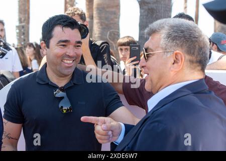 Castelldefels inaugure le Walk of Fame, dans le style hollywoodien, pour honorer les résidents illustres de la ville. Dans ce cas, ils ont rendu hommage à Ronaldinho et Joan Laporta, qui ont tous deux résidé dans la ville côtière de Barcelone. L'événement a été rempli de fans de l'ancien joueur de Barcelone et Milan. Castelldefels inaugura el Paseo de la fama, al estilo de Hollywood, a vecinos ilustres de la población. En este caso, han homenajeado a Ronaldinho y Joan Laporta, que los dos han residido en la población costanera barcelonesa. El evento ha estado repleto de fans del exjugador Banque D'Images