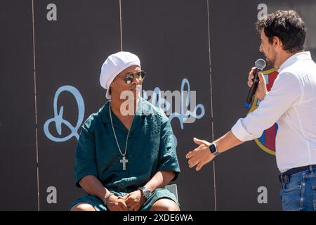 Castelldefels inaugure le Walk of Fame, dans le style hollywoodien, pour honorer les résidents illustres de la ville. Dans ce cas, ils ont rendu hommage à Ronaldinho et Joan Laporta, qui ont tous deux résidé dans la ville côtière de Barcelone. L'événement a été rempli de fans de l'ancien joueur de Barcelone et Milan. Castelldefels inaugura el Paseo de la fama, al estilo de Hollywood, a vecinos ilustres de la población. En este caso, han homenajeado a Ronaldinho y Joan Laporta, que los dos han residido en la población costanera barcelonesa. El evento ha estado repleto de fans del exjugador Banque D'Images