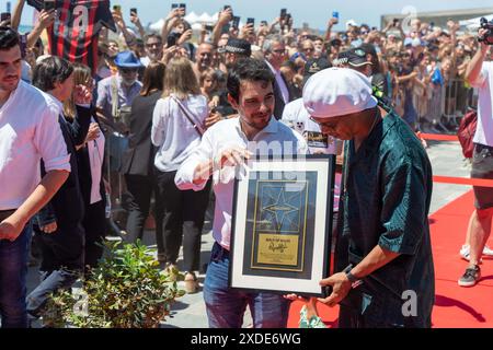 Castelldefels inaugure le Walk of Fame, dans le style hollywoodien, pour honorer les résidents illustres de la ville. Dans ce cas, ils ont rendu hommage à Ronaldinho et Joan Laporta, qui ont tous deux résidé dans la ville côtière de Barcelone. L'événement a été rempli de fans de l'ancien joueur de Barcelone et Milan. Castelldefels inaugura el Paseo de la fama, al estilo de Hollywood, a vecinos ilustres de la población. En este caso, han homenajeado a Ronaldinho y Joan Laporta, que los dos han residido en la población costanera barcelonesa. El evento ha estado repleto de fans del exjugador Banque D'Images