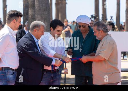 Castelldefels inaugure le Walk of Fame, dans le style hollywoodien, pour honorer les résidents illustres de la ville. Dans ce cas, ils ont rendu hommage à Ronaldinho et Joan Laporta, qui ont tous deux résidé dans la ville côtière de Barcelone. L'événement a été rempli de fans de l'ancien joueur de Barcelone et Milan. Castelldefels inaugura el Paseo de la fama, al estilo de Hollywood, a vecinos ilustres de la población. En este caso, han homenajeado a Ronaldinho y Joan Laporta, que los dos han residido en la población costanera barcelonesa. El evento ha estado repleto de fans del exjugador Banque D'Images