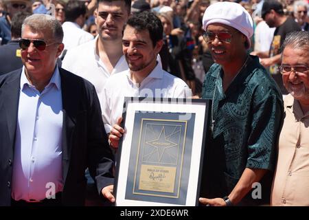 Castelldefels inaugure le Walk of Fame, dans le style hollywoodien, pour honorer les résidents illustres de la ville. Dans ce cas, ils ont rendu hommage à Ronaldinho et Joan Laporta, qui ont tous deux résidé dans la ville côtière de Barcelone. L'événement a été rempli de fans de l'ancien joueur de Barcelone et Milan. Castelldefels inaugura el Paseo de la fama, al estilo de Hollywood, a vecinos ilustres de la población. En este caso, han homenajeado a Ronaldinho y Joan Laporta, que los dos han residido en la población costanera barcelonesa. El evento ha estado repleto de fans del exjugador Banque D'Images