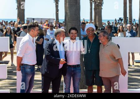 Castelldefels inaugure le Walk of Fame, dans le style hollywoodien, pour honorer les résidents illustres de la ville. Dans ce cas, ils ont rendu hommage à Ronaldinho et Joan Laporta, qui ont tous deux résidé dans la ville côtière de Barcelone. L'événement a été rempli de fans de l'ancien joueur de Barcelone et Milan. Castelldefels inaugura el Paseo de la fama, al estilo de Hollywood, a vecinos ilustres de la población. En este caso, han homenajeado a Ronaldinho y Joan Laporta, que los dos han residido en la población costanera barcelonesa. El evento ha estado repleto de fans del exjugador Banque D'Images