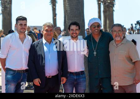 Castelldefels inaugure le Walk of Fame, dans le style hollywoodien, pour honorer les résidents illustres de la ville. Dans ce cas, ils ont rendu hommage à Ronaldinho et Joan Laporta, qui ont tous deux résidé dans la ville côtière de Barcelone. L'événement a été rempli de fans de l'ancien joueur de Barcelone et Milan. Castelldefels inaugura el Paseo de la fama, al estilo de Hollywood, a vecinos ilustres de la población. En este caso, han homenajeado a Ronaldinho y Joan Laporta, que los dos han residido en la población costanera barcelonesa. El evento ha estado repleto de fans del exjugador Banque D'Images