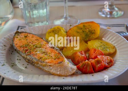 Tranche de saumon grillé avec tomate et pommes de terre. Banque D'Images