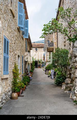 Rue de l'École, une ruelle étroite, dans le village médiéval perché de Gourdon dans le département des Alpes-Maritimes de la Côte d'Azur, sud de la France Banque D'Images