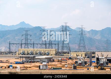 Medina, Arabie Saoudite - 22 décembre 2022 : progrès industriel marqué par des lignes électriques contre des silhouettes montagneuses. Banque D'Images