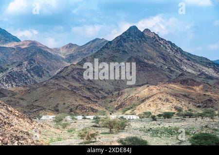 Medina, Arabie Saoudite - 22 décembre 2022 : un village serein se niche à la base de la montagne. Banque D'Images