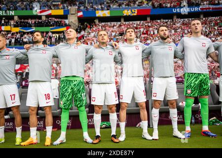 Berlin, Allemagne. 21 juin 2024. Les joueurs de substitution de Pologne vus lors de l'hymne national avant le match de l'UEFA Euro 2024 dans le Groupe d entre la Pologne et la Croatie à l'Olympiastadion de Berlin. Crédit : Gonzales photo/Alamy Live News Banque D'Images