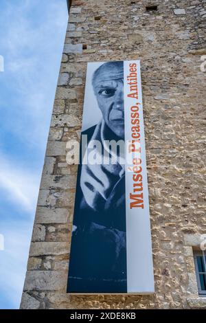 Panneau pour le Musée Picasso à Château Grimaldi dans la vieille ville d'Antibes (vieil Antibes) sur la Côte d'Azur, Côte d'Azur, Provence, France Banque D'Images