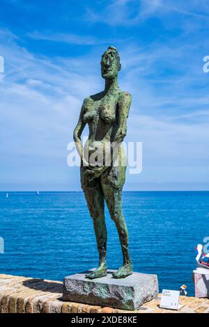 Sculpture de Germaine Richier sur la terrasse du Musée Picasso dans la vieille ville d'Antibes (vieil Antibes), Côte d'Azur, Côte d'Azur, Provence, France Banque D'Images