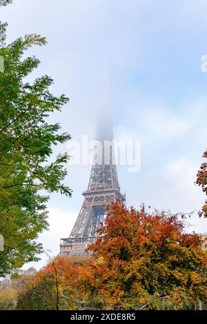 Tour Eiffel vue de dessous en haut avec brouillard à Paris. Banque D'Images