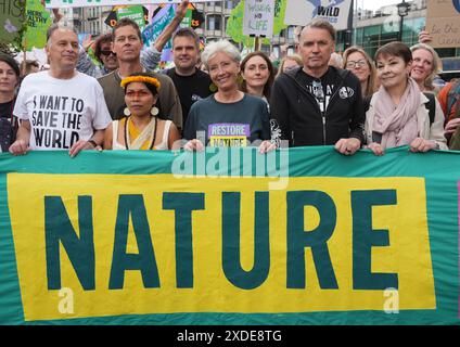Chris Packham (à gauche), Dame Emma Thompson (au centre), Dale Vince (2e à droite) et Caroline Lucas (à droite) lors d'une manifestation Restore nature Now dans le centre de Londres. Date de la photo : samedi 22 juin 2024. Banque D'Images
