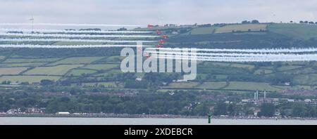 Whiteabbey, comté d'Antrim, Irlande du Nord. 22 juin 2024. Journée des forces armées - les flèches rouges de la RAF affichent l'équipe en vol lors de l'événement de la Journée des forces armées d'aujourd'hui. Crédit : CAZIMB/Alamy Live News. Banque D'Images