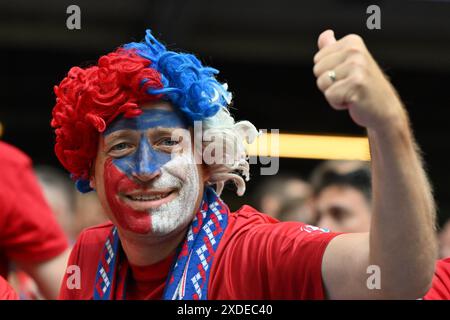 Hambourg. 22 juin 2024. Un fan de la République tchèque applaudit avant le match de l'UEFA Euro 2024 Groupe F entre la Géorgie et la République tchèque à Hambourg, en Allemagne, le 22 juin 2024. Crédit : Ren Pengfei/Xinhua/Alamy Live News Banque D'Images