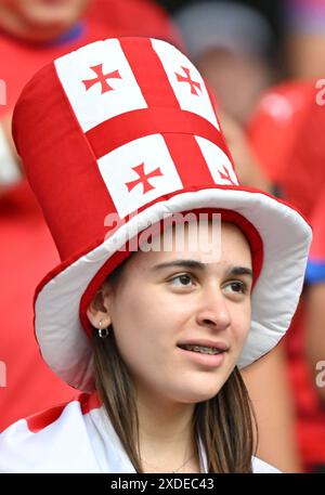 Hambourg. 22 juin 2024. Un fan de la Géorgie attend le début du match UEFA Euro 2024 Groupe F entre la Géorgie et la République tchèque à Hambourg, en Allemagne, le 22 juin 2024. Crédit : Ren Pengfei/Xinhua/Alamy Live News Banque D'Images