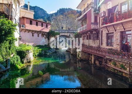 Livadia, Grèce - 24 mars 2024 : Pont, rivière à la vieille ville de Livadeia, dans la région de Boeotia, Grèce centrale, Grèce. Banque D'Images