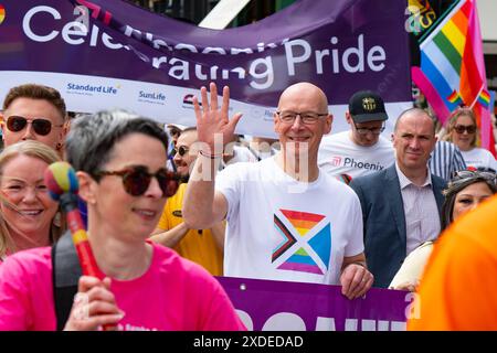 Édimbourg, Écosse, Royaume-Uni. 22 juin 2024. La marche de la fierté d'Édimbourg a attiré des milliers de personnes pour marcher du Parlement écossais à un rassemblement à Bristo Square via le Royal Mile. La marche de la fierté est un événement organisé pendant les célébrations du mois de la fierté. Pic ; le premier ministre John Swinney a participé à la marche de la fierté et a prononcé un discours soulignant son appui. Iain Masterton/Alamy Live News Banque D'Images