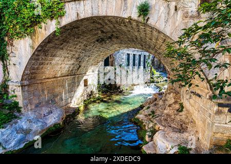 Pont, rivière à la vieille ville de Livadeia, dans la région de Boeotia, Grèce centrale, Grèce. Banque D'Images