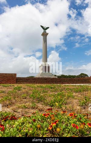 Kure, NC/USA - 21 juin 2024 : une vue du monument à la zone de loisirs de Fort Fisher. Banque D'Images