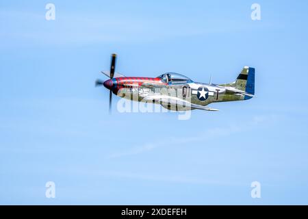 1944 North American P-51D Mustang 'Jersey Jerk' aéroporté au salon aéronautique militaire tenu à Shuttleworth le 2 juin 2024. Banque D'Images