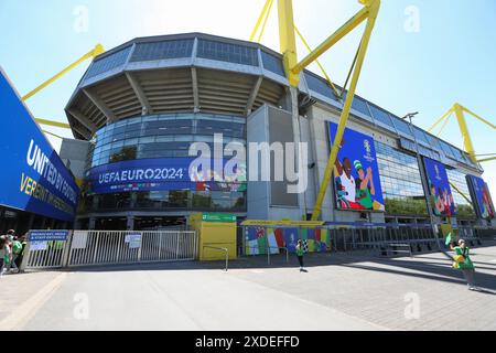 Dortmund, Allemagne. 22 juin 2024. Football, UEFA Euro 2024, Championnat d'Europe, Turquie - Portugal, Groupe F, jour 2, stade Dortmund. Vue extérieure du stade. Credit : Friso Gentsch/dpa/Alamy Live News Banque D'Images