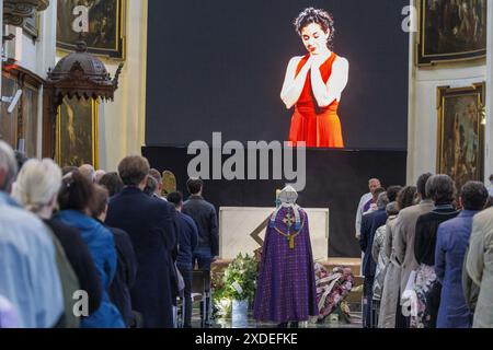 Namur, Belgique. 22 juin 2024. Cette photo montre la cérémonie funéraire de Jodie Devos, chanteuse d'opéra belge décédée le 16 juin d'un cancer, à Namur, samedi 22 juin 2024. BELGA PHOTO NICOLAS MAETERLINCK crédit : Belga News Agency/Alamy Live News Banque D'Images