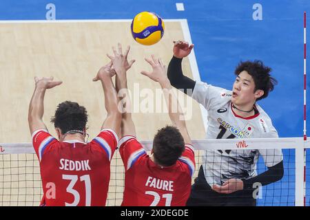 Pasay City, Philippines. 22 juin 2024. Le Japonais Ishikawa Yuki (R) a marqué le ballon lors du match entre le Japon et la France à la Ligue des Nations de volleyball masculin (VNL) 2024 à Pasay City, aux Philippines, le 22 juin 2024. Crédit : Rouelle Umali/Xinhua/Alamy Live News Banque D'Images