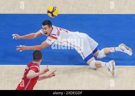 Pasay City, Philippines. 22 juin 2024. Jenia Grebennikov (R) de France tente de sauver le ballon lors du match entre le Japon et la France à la Ligue des Nations de volleyball masculin (VNL) 2024 à Pasay City, Philippines, le 22 juin 2024. Crédit : Rouelle Umali/Xinhua/Alamy Live News Banque D'Images