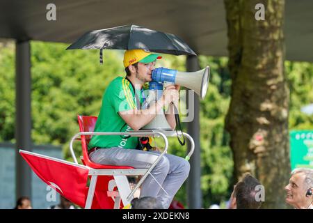 Dortmund, Allemagne. 22 juin 2024. Volontaire avec mégaphone lors du match Turquie - Portugal UEFA Groupe F au BVB Stadion, Dortmund, Allemagne, le 22 juin 2024 crédit : Every second Media/Alamy Live News Banque D'Images