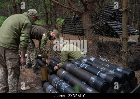 Kharkiv, Ukraine. 07 juin 2024. Des soldats de la 57e brigade préparent des munitions pour une unité d'artillerie à une position ukrainienne près de Vovchansk, dans l'oblast de Kharkiv. Les combats dans l’oblast de Kharkiv se sont intensifiés depuis que la Russie a lancé sa dernière offensive dans la région en mai. Crédit : SOPA images Limited/Alamy Live News Banque D'Images