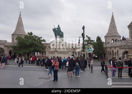 Statue d'Étienne Ier de Hongrie par Alajos Stróbl au Bastion des pêcheurs, Budapest, Hongrie Banque D'Images