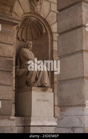 Statue du compositeur Franz Liszt à l'Opéra d'État hongrois, Budapest, Hongrie Banque D'Images