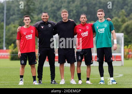Almere, pays-Bas. 22 juin 2024. ALMERE, 22-06-2024, Yanmar Stadium, saison 2024/2025, Néerlandais Eredivisie Football. Almere City FC nouveaux joueurs / entraîneur, (G-d) Almere City FC joueur Vasilios Zagaritis, entraîneur Almere City FC Hedwiges Maduro, Almere City FC joueur Baptiste Guillaume, Almere City FC joueur Jay Kuiper, le gardien de Almere City FC Jonas Wendlinger pendant la première formation Almere City FC crédit : Pro Shots/Alamy Live News Banque D'Images