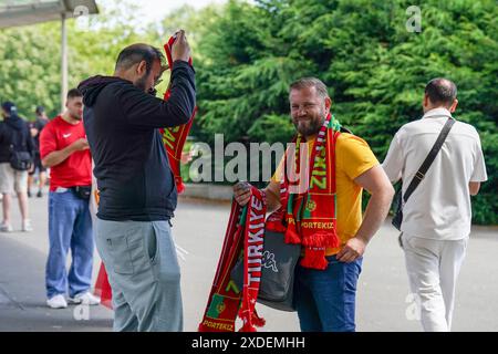 Dortmund, Allemagne. 22 juin 2024. Vendeur de foulards lors du match Turquie vs Portugal UEFA Group F au stade BVB, Dortmund, Allemagne, le 22 juin 2024 crédit : Every second Media/Alamy Live News Banque D'Images