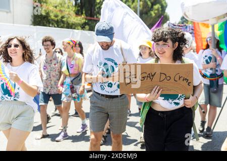 Haïfa, Israël 21 juin 2024, fierté. Fille tient sa tête avec un signe - soyez gay faire du crime Banque D'Images