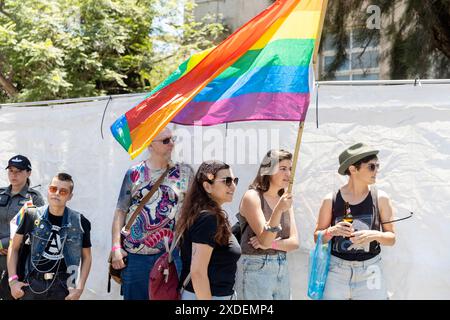 Haïfa, Israël 21 juin 2024, fierté. Des gens avec du maquillage et des drapeaux arc-en-ciel dans la foule. Banque D'Images