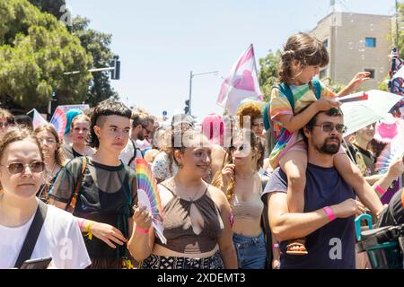 Haïfa, Israël 21 juin 2024, fierté. Des gens avec du maquillage et des drapeaux arc-en-ciel dans la foule. Banque D'Images