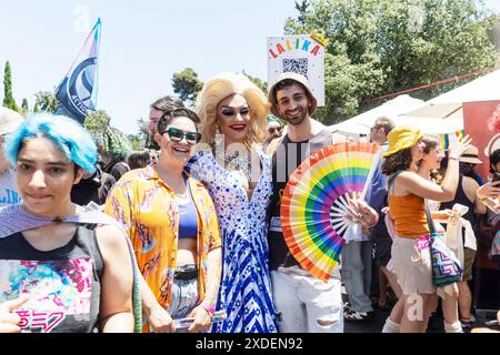 Haïfa, Israël 21 juin 2024, défilé de la fierté. Les drag Queens posent dans la foule. Banque D'Images