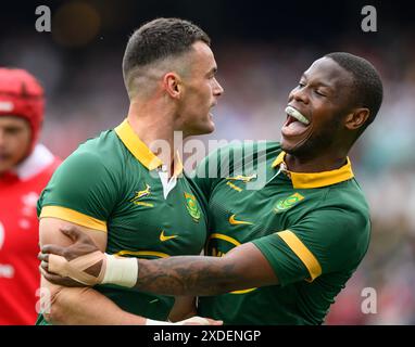 Twickenham, Royaume-Uni. 22 juin 2024. 22 juin 2024 - pays de Galles v Afrique du Sud - Qatar Airways Cup - Twickenham. Jesse Kriel célèbre son essai avec Aphelele Fassi. Image : Mark pain / Alamy Live News Banque D'Images